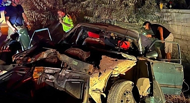 Balıkesir'de Otomobil Yol Kenarındaki Ağaçlara Çarptı: 6 Yaralı