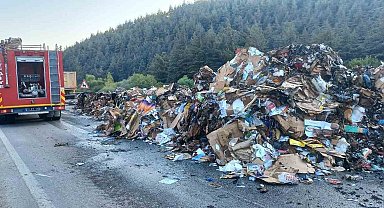 Balıkesir'de seyir halindeki tır alev topuna döndü