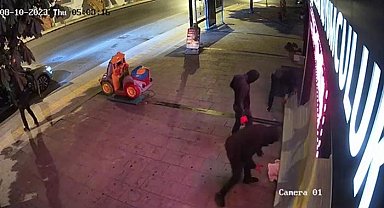 Başakşehir'de oynayarak geldikleri kuyumcuya sürünerek girdiler