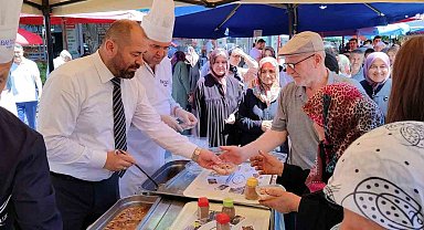 Başkan Aykurt vatandaşlara aşure dağıttı