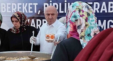 Başkan Bıyık, vatandaşlara aşure dağıttı