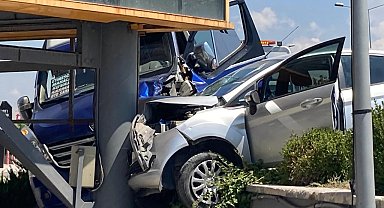 Başkent'te AVM girişinde iki araç reklam direğine çarptı: 7 yaralı