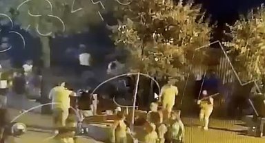 Beşiktaş'ta yüksek ses ihbarına giden polise saldırı kamerada: Polisin burnunu kırdılar