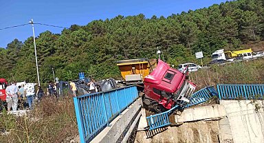 Beykoz'da hafriyat kamyonu ile otomobil çarpıştı