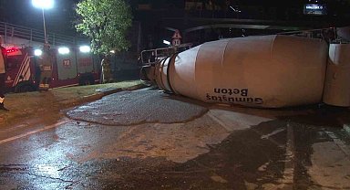 Beyoğlu'nda kontrolden çıkıp virajı alamayan beton mikseri yan yattı