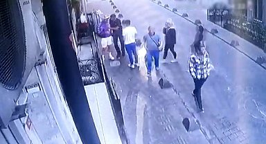 Beyoğlu'nda önce darp sonra gasp: 6 kişi etrafını çevirip telefonunu çaldı