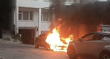 Beyoğlu'nda park halindeki otomobil alev alev yandı