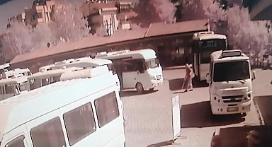 Bir ayağı protez olan engelli adam minibüsün altında kaldı