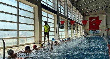 Bir ayda 3 bin 500 çocuk yüzme sporuyla tanıştı