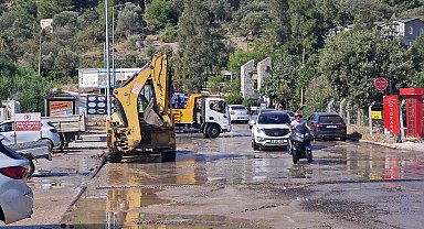 Bodrum'da isale hattı yine patladı, asfalt yarıldı, tonlarca su boşa aktı