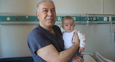Boğazına çengelli iğne kaçan bebek Şanlıurfa'da sağlığına kavuştu
