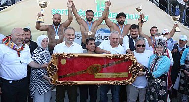 Bursa Büyükşehir Belediyesporlu güreşçiler 12 madalya kazandı