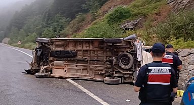 Bursa'da tarım işçilerini taşıyan minibüs devrildi: 4'ü çocuk 10 yaralı