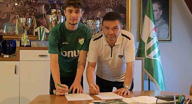 Bursaspor, Melih Sağlam'la profesyonel sözleşme imzaladı