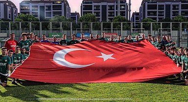 Bursasporlu futbolcular 30 Ağustos Zafer Bayramı'nı kutladı