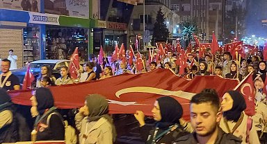 Büyük Taarruz'un yıl dönümünde yüzlerce kişi fener alayında buluştu