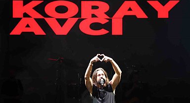 Büyükçekmece'de gerçekleştirilen festival çerçevesinde sevilen sanatçı Koray Avcı sahne aldı