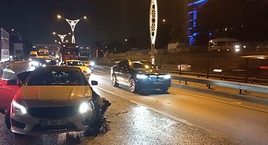 D-100'de 4 araç kazaya karıştı, trafik durma noktasına geldi