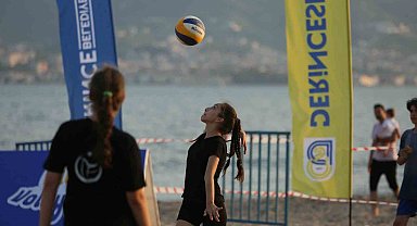 Derince'de plaj voleybolu turnuvası kıyasıya mücadele ile başladı