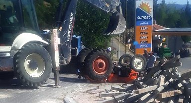 Devrilen traktörün altına kalan sürücü hayatını kaybetti