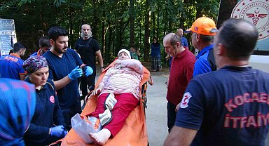 Doğa harikası şelaleyi görmek isterken düşen kadın kurtarıldı