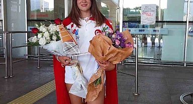 Dünya şampiyonu Defne, memleketi Buldan'ı gururlandırdı