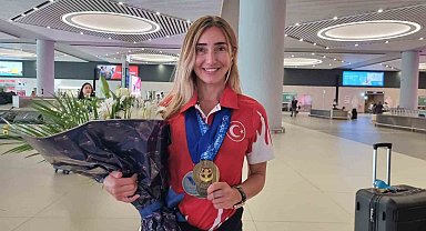 Dünya üçüncüsü Şahika Ercümen yurda döndü