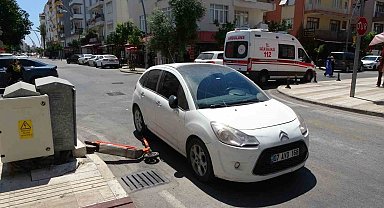 Elektrikli scooter otomobil ile çarpıştı