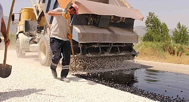 Elmalı-Akçay grup yolunda sathi asfalt çalışması başladı