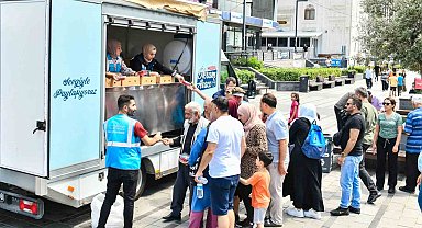 Esenyurt Belediyesi vatandaşlara aşure ikramında bulundu