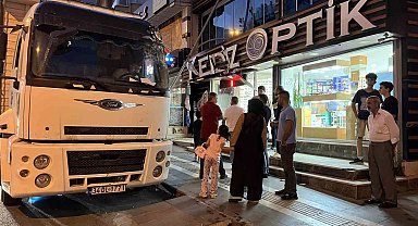 Esenyurt'ta park halindeki kamyon optik dükkanına çarptı