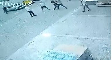 Esnaf ile haraç istediği ileri sürülen kişiler arasındaki silahlı çatışma kameraya yansıdı