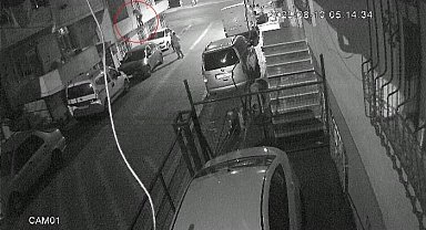 Eve 'Örümcek Adam' gibi tırmandı, telefonu çalıp kayıplara karıştı: O anlar kamerada