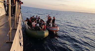 Ezine açıklarında 33 kaçak göçmen ile 3 göçmen kaçakçısı yakalandı