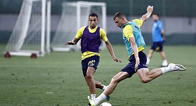 Fenerbahçe, günün ikinci antrenmanında çift kale maç yaptı