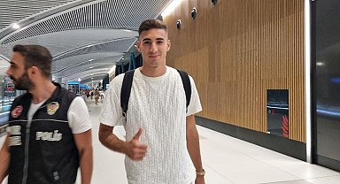 Fenerbahçe'nin yeni transferi Mert Müldür, İstanbul'a geldi.