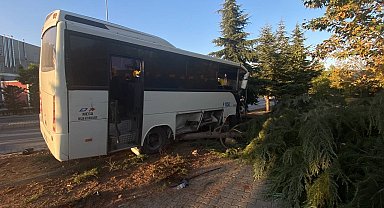 Freni patlayan servis midibüsü ağaçları biçti: 2 yaralı