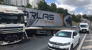 Gaziosmanpaşa'da bariyerlere çarpan tır kaldırıma çıktı