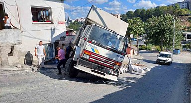 Gaziosmanpaşa'da freni patlayan kamyon bir evin duvarını yıkarak durdu