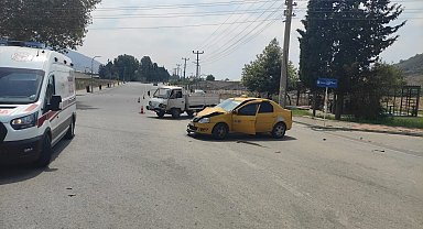 Gazipaşa'da ticari taksi ile kamyonet çarpıştı: 4 yaralı