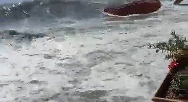 Gemlik'te dalgalar sahil yoluna taştı, o anlar kameraya yansıdı