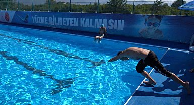 Gürsu'da çocuklar yüzme öğreniyor