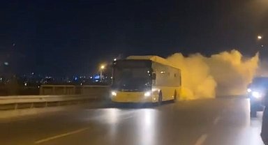 İETT otobüsünü gören hayrete düştü: Dumanlar eşliğinde yoluna devam etti