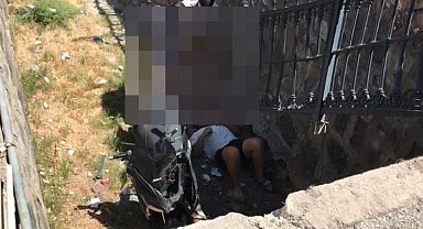 İki motosiklet çarpıştı, biri kanala düştü: 3 yaralı