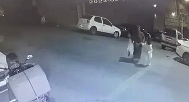 İstanbul'da görülmemiş hırsızlık kamerada: Kadının düşürdüğü poşeti aracından inmeden çaldı