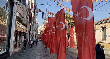 İstiklal Caddesi Türk bayraklarıyla donatıldı