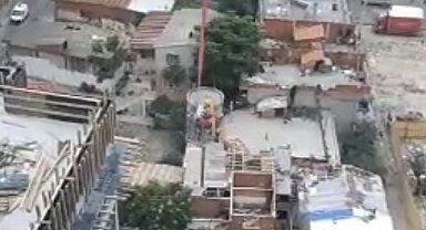 İzmir'de akılalmaz olay: Vincin beton kovasında işçi taşıdı
