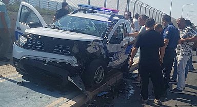 İzmir'de kontrolden çıkan araç polis aracına çarptı: 3'ü polis 5 yaralı