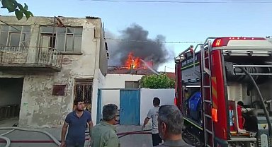 İzmir'de korkutan yangın: 2'si metruk toplam 5 ev zarar gördü