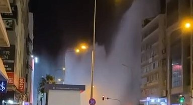 İzmir'de su borusu patladı, trafik durma noktasına geldi